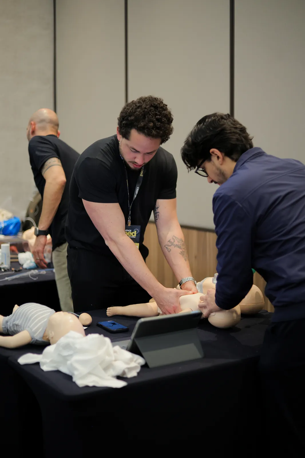 Participantes praticando compressões torácicas em simulador de bebê