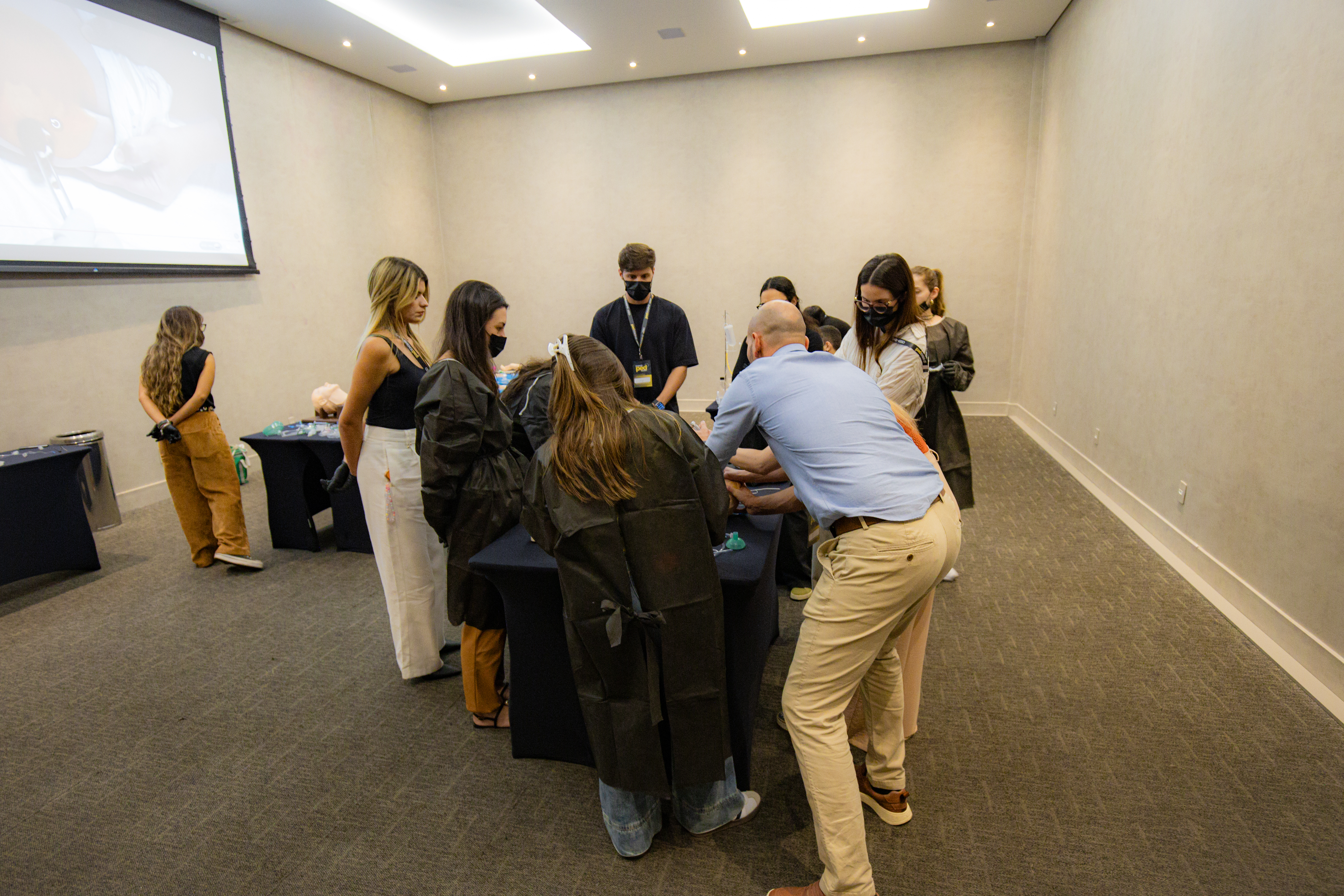 Grupo em prática hands-on com Dr. Marcos