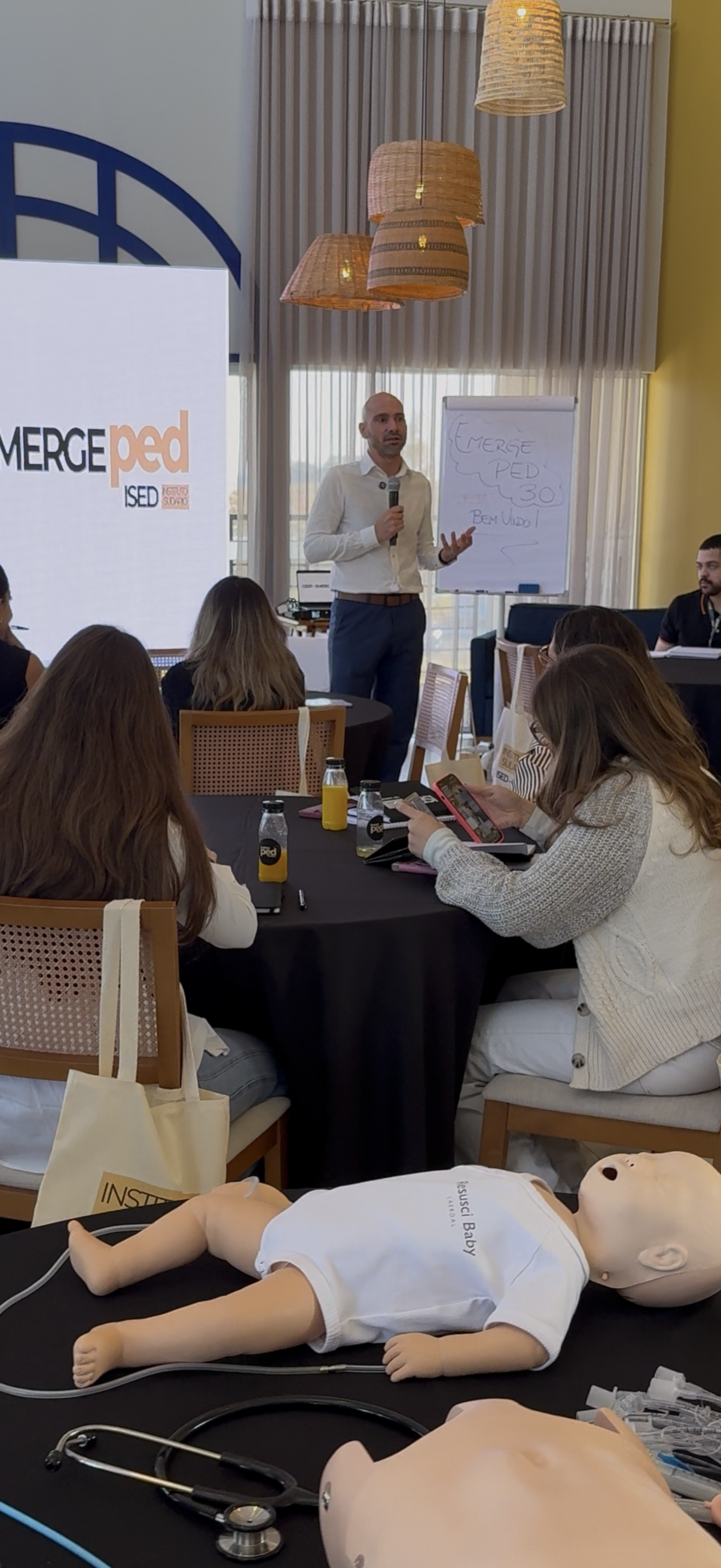 Dr. Marcos lecionando com simuladores