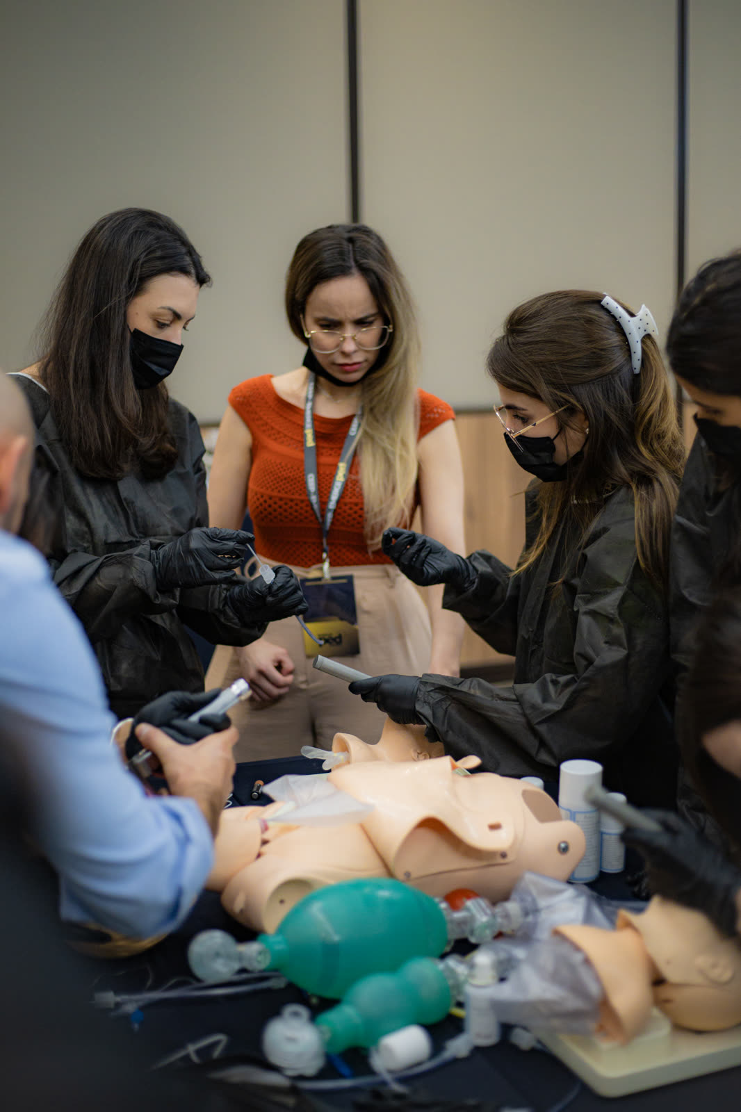 Médicas praticando procedimento em simulador pediátrico